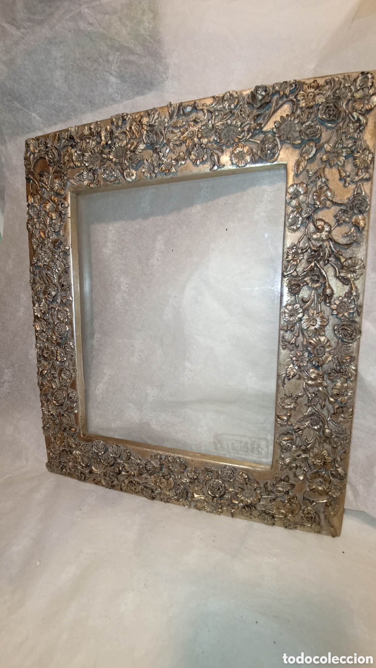 Antig&uuml;edades: Elegante Marco Vintage Dorado con Relieve Floral - 31x36 cm
