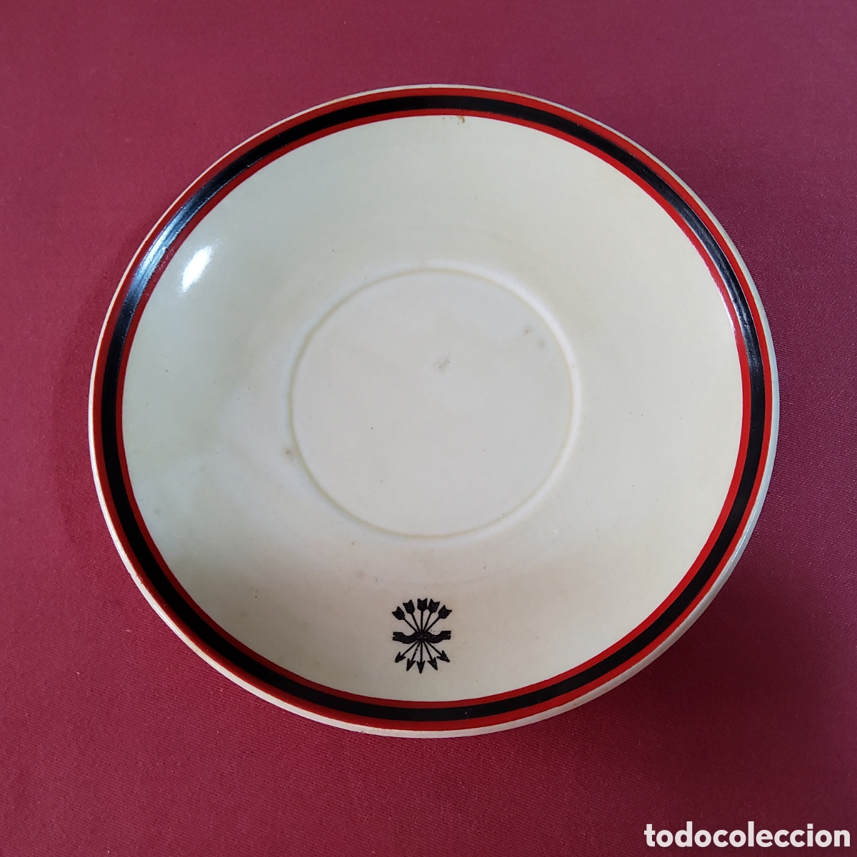 Antig&uuml;edades: ANTIGUO PLATO DE CER&Aacute;MICA CON EL EMBLEMA DE LA FALANGE