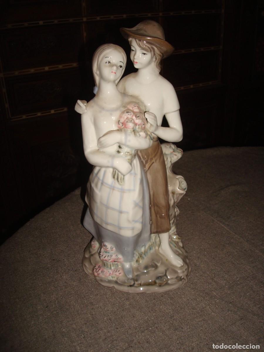 Antig&uuml;edades: DOS ENAMORADOS. FIGURA DE PORCELANA. 30 CM DE ALTO