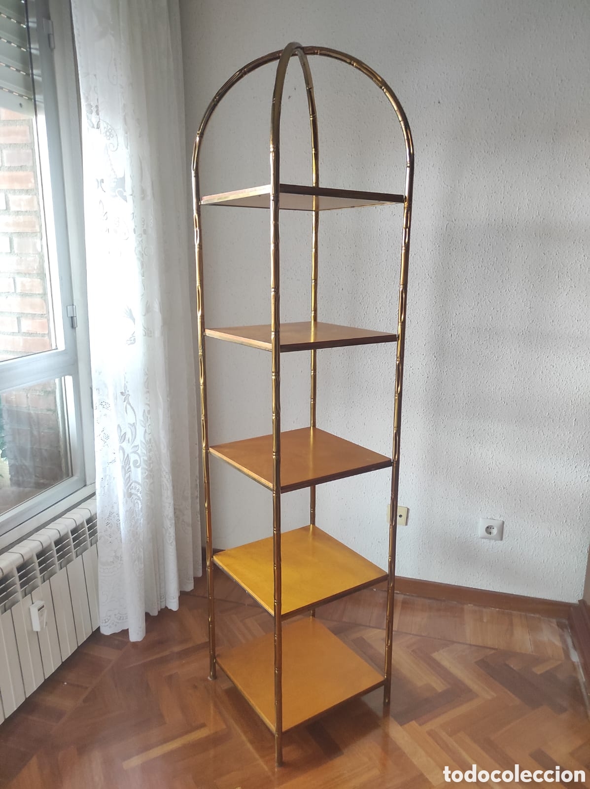 Antig&uuml;edades: Estante de metal y madera