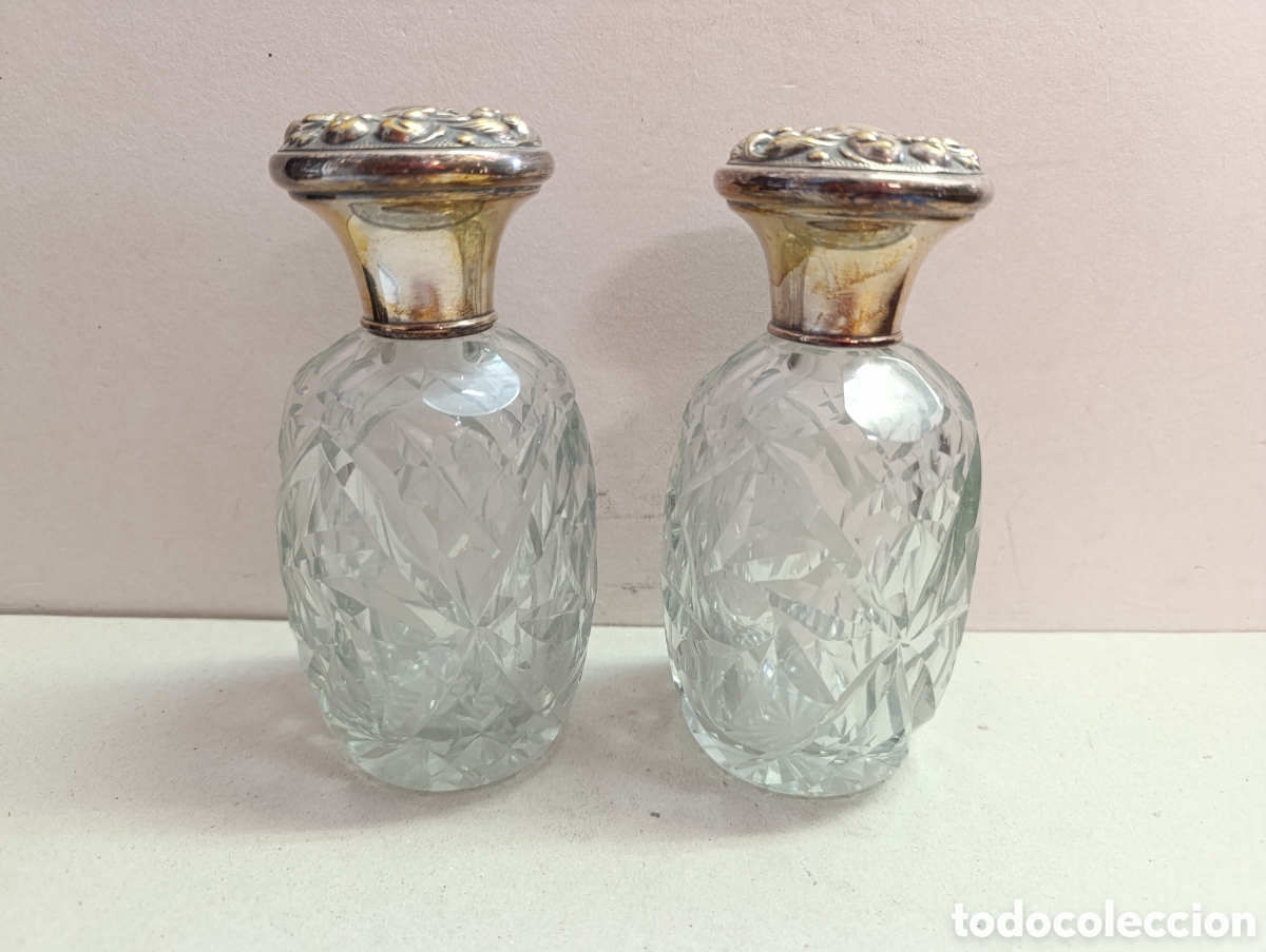 Antig&uuml;edades: PAREJA DE TARROS DE TINTA CADOR EN CRISTAL TALLADO CON TAPON DE METAL PLATEADO.