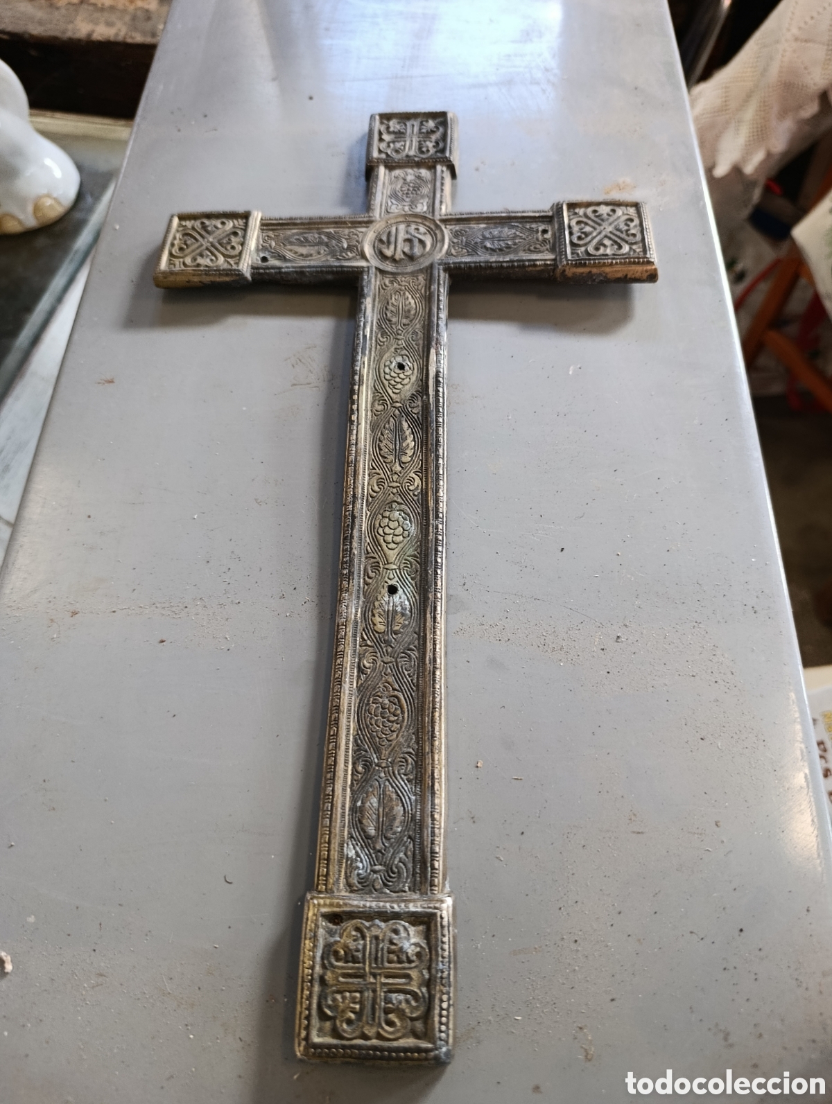 Antig&uuml;edades: Rara cruz de plomo dise&ntilde;o barroco.
