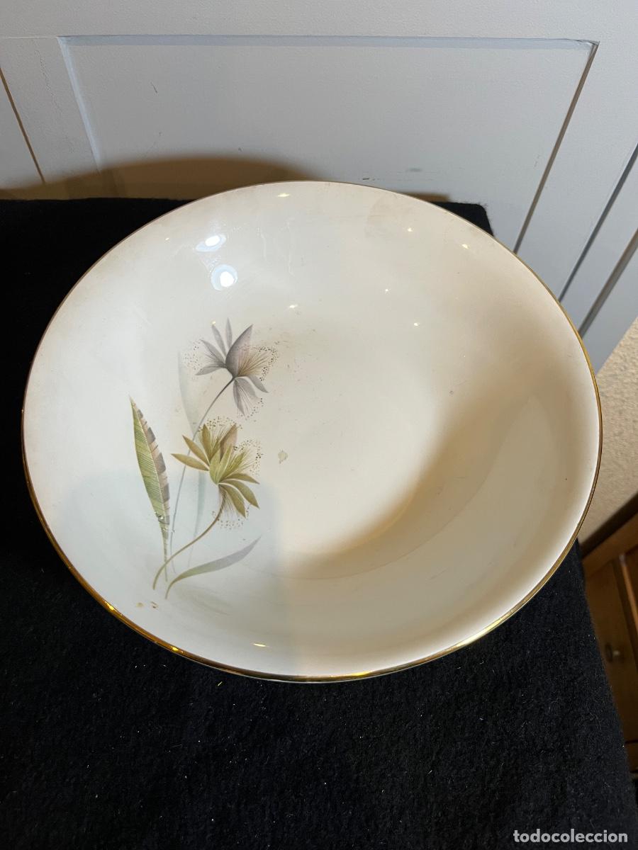 Antig&uuml;edades: Fuente honda Royal China Vigo porcelana vintage floral filo oro vajilla a&ntilde;os 60 retro