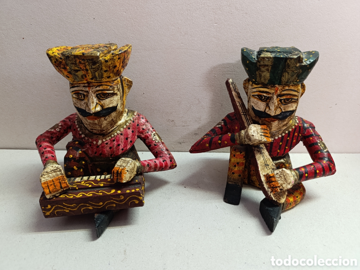 Antig&uuml;edades: PAREJA DE FIGURAS INDIAS, MUSICOS, REALIZADOS EN MADERA PINTADOS A MANO. 16 CM.