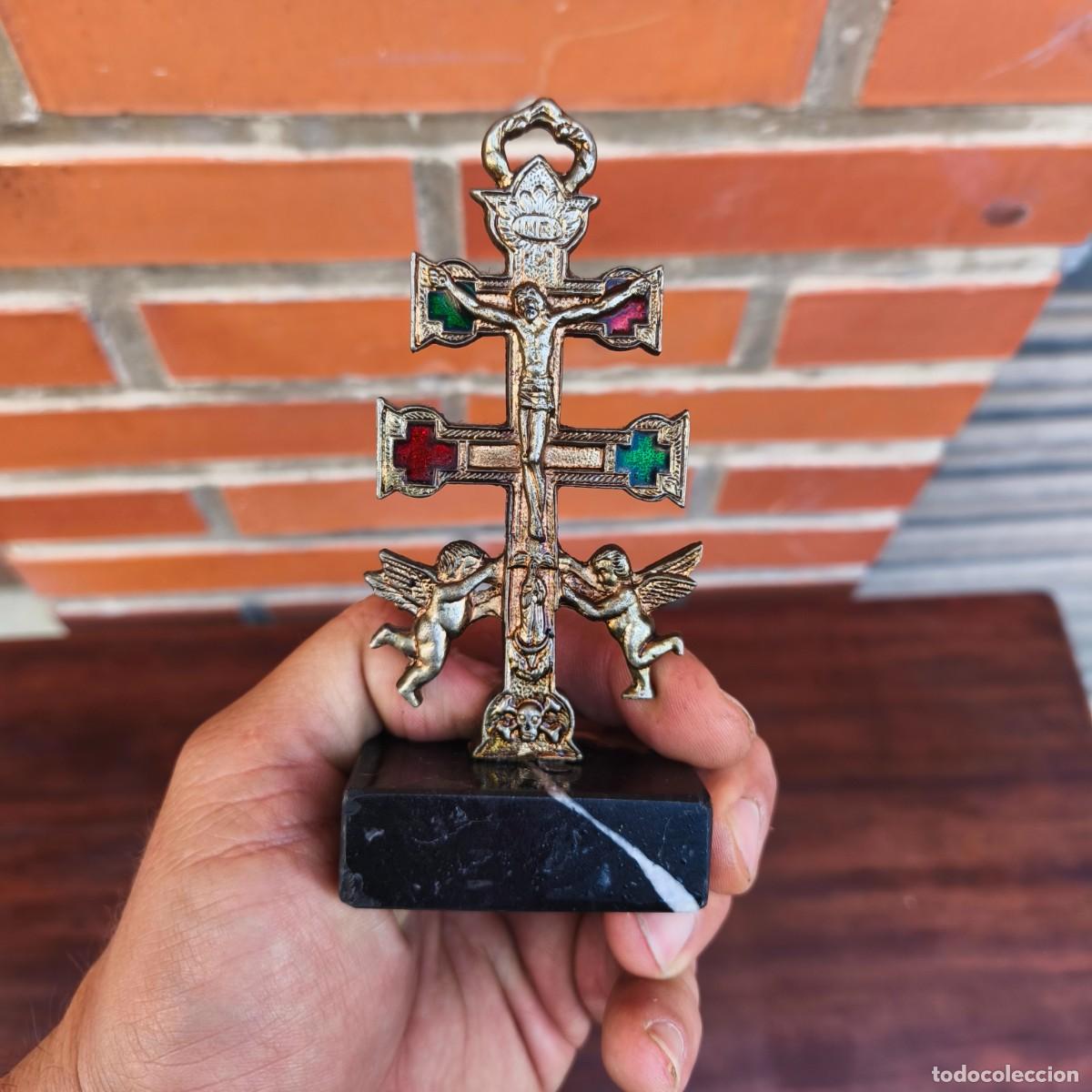 Antig&uuml;edades: cruz de Caravaca antigua con detalles en bronce muy refinados y una base de m&aacute;rmol de la &eacute;poca.