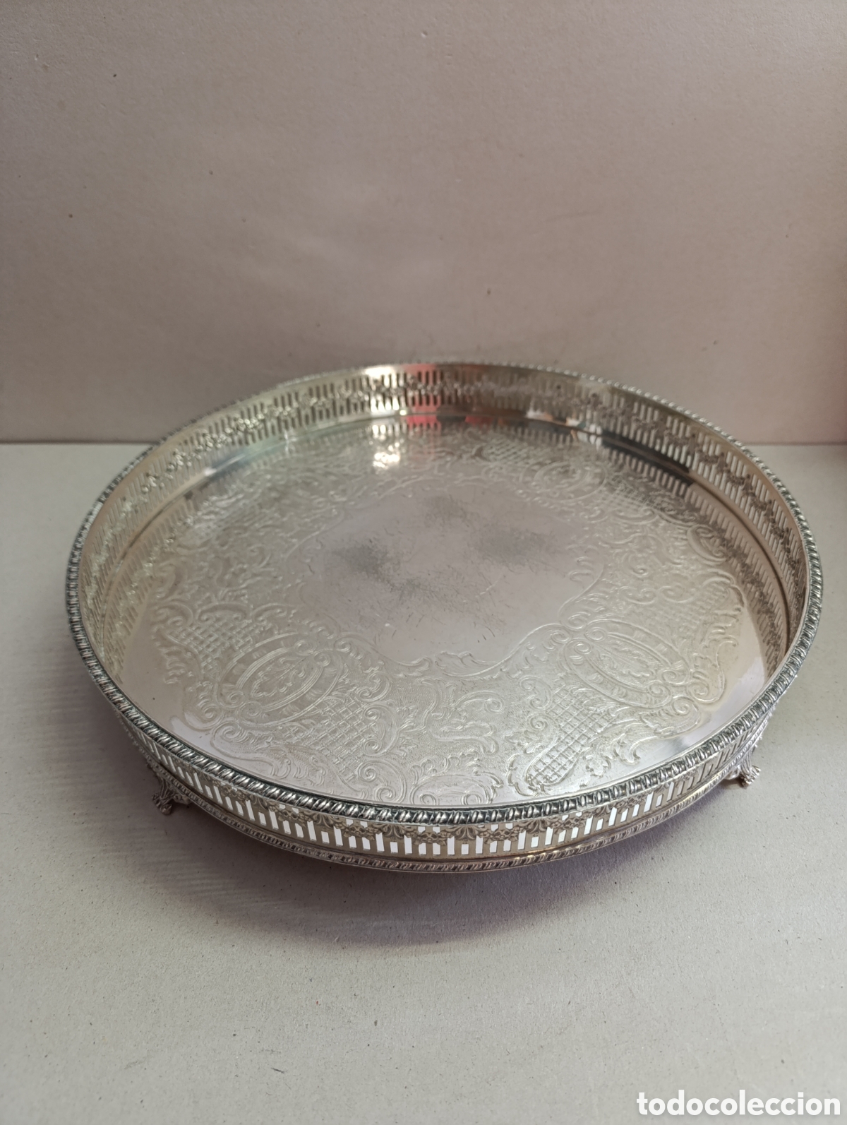 Antig&uuml;edades: BANDEJA REDONDA DE METAL PLATEADO CON BARANDILLA. 35,5 CM.