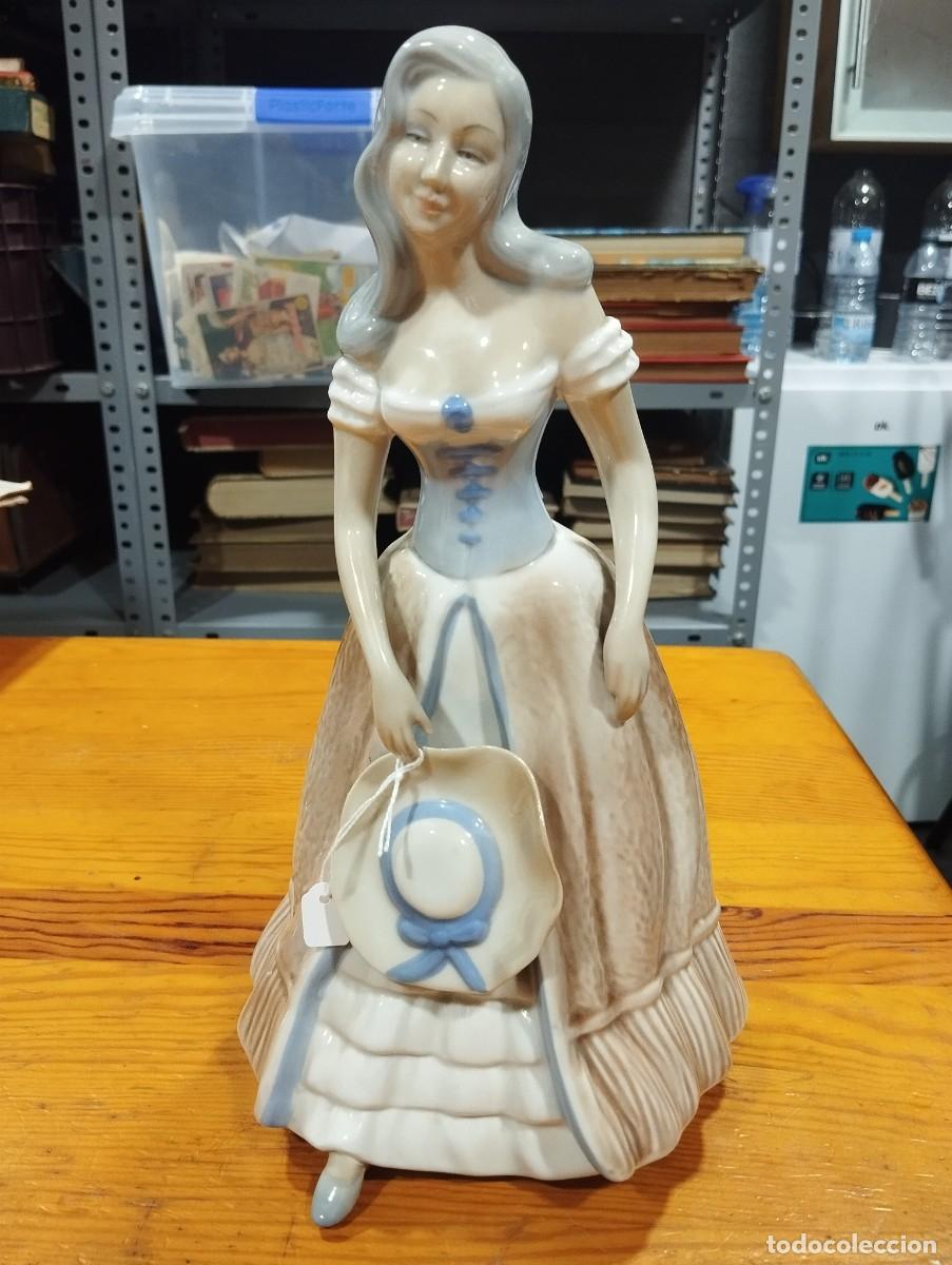 Antig&uuml;edades: FIGURA DE PORCELANA TENGRA &rdquo;MUJER CON SOMBRERO Y VESTIDO VICTORIANO&rdquo;.