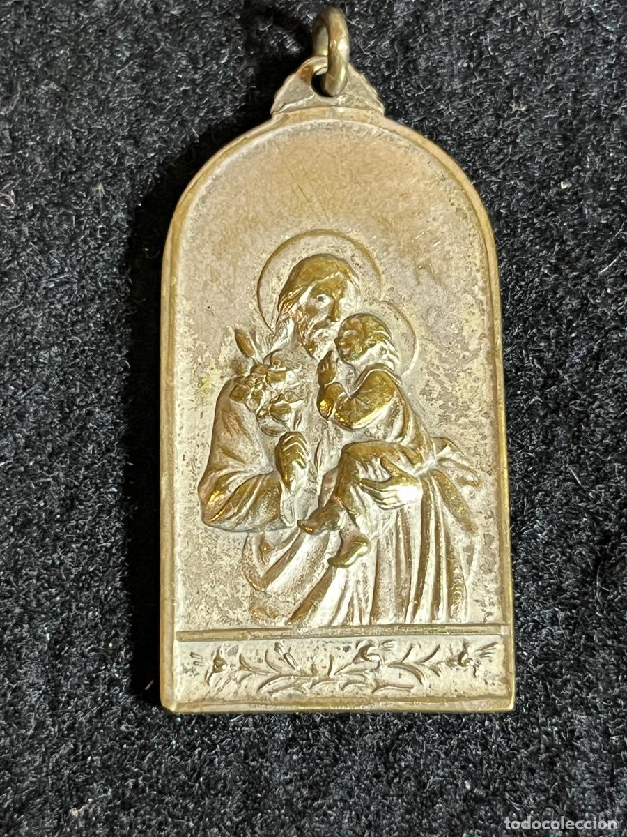 Antiques: Medalla religiosa Santa Ana Virgen Ni&ntilde;a San Jos&eacute; antigua bronce dorado vintage