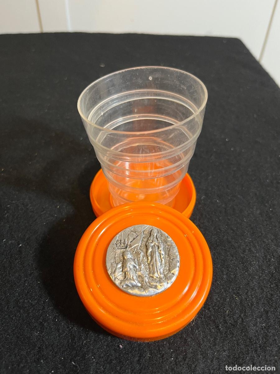 Antiguidades: Vaso plegable vintage Lourdes recuerdo religioso telesc&oacute;pico naranja a&ntilde;os 70 retro viaje