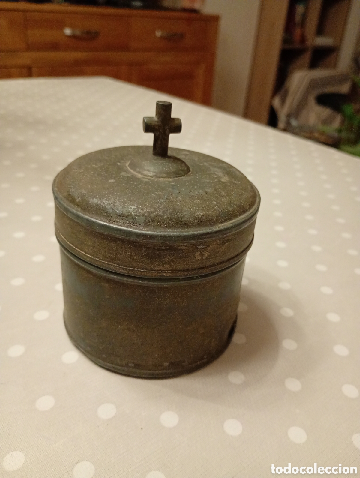 Antig&uuml;edades: P&iacute;xide, hostiario, portaviatico. De metal. remate con una cruz 9cm di&aacute;metro y 12 cm alto.