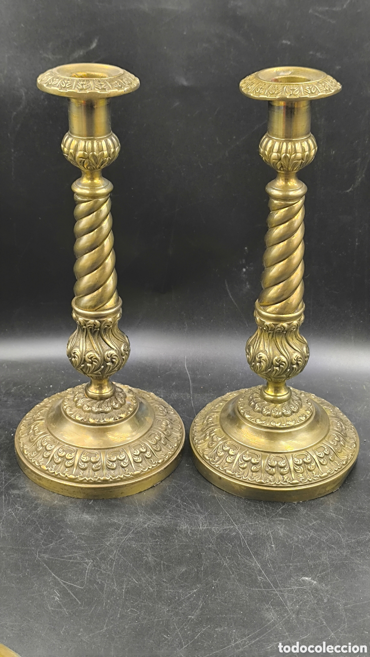 Antig&uuml;edades: Pareja de candeleros antiguos de bronce estilo barroco torneado 29 cm