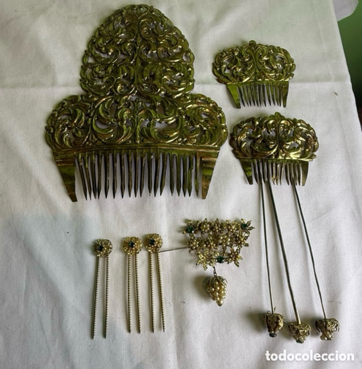 Antig&uuml;edades: Antiguo aderezo fallera valenciana completo - Peinetas y agujas doradas - Indumentaria tradicional.