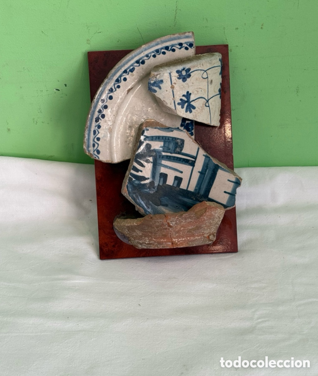 Antig&uuml;edades: Composici&oacute;n con Fragmentos de Cer&aacute;mica Antigua Azul y Blanca Siglo XVIII XIX