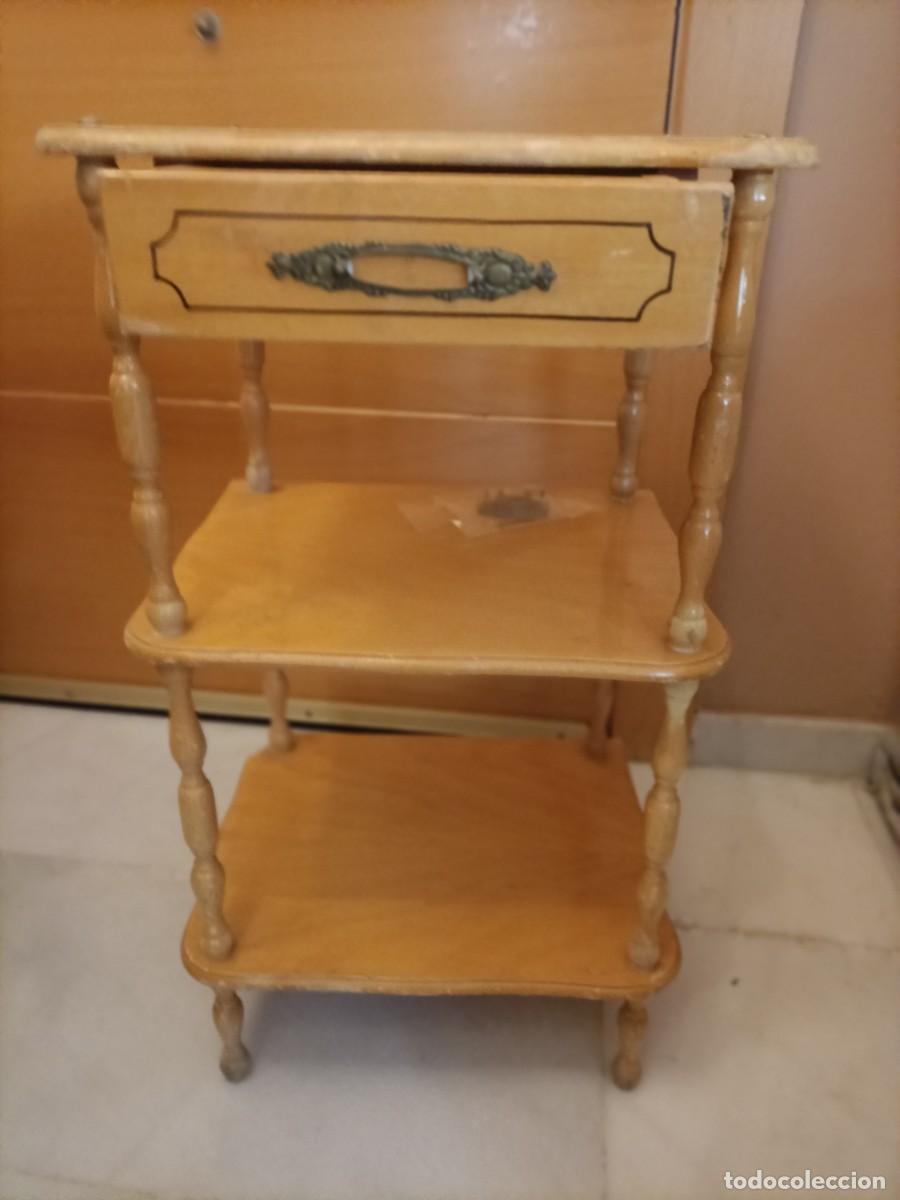Antiquit&eacute;s: MESA DECORATIVA CON CAJ&Oacute;N. EN MADERA. MEDIDAS. 67X37X33 CM.
