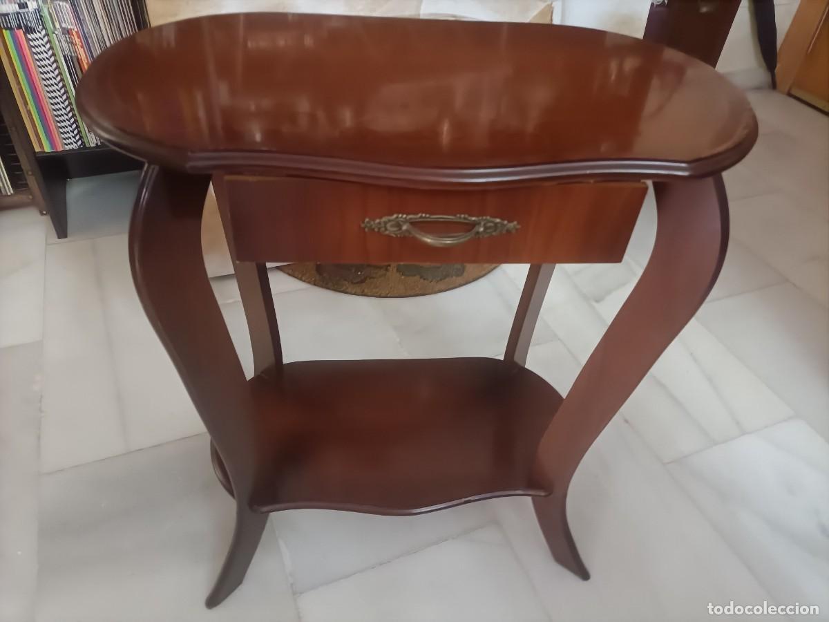 Antiquit&eacute;s: MESA ANT&Iacute;GUA EN MADERA NOGAL CON DIBUJOS EN MARQUETER&Iacute;A. 62X57X32. EST&Aacute; IMPECABLE.