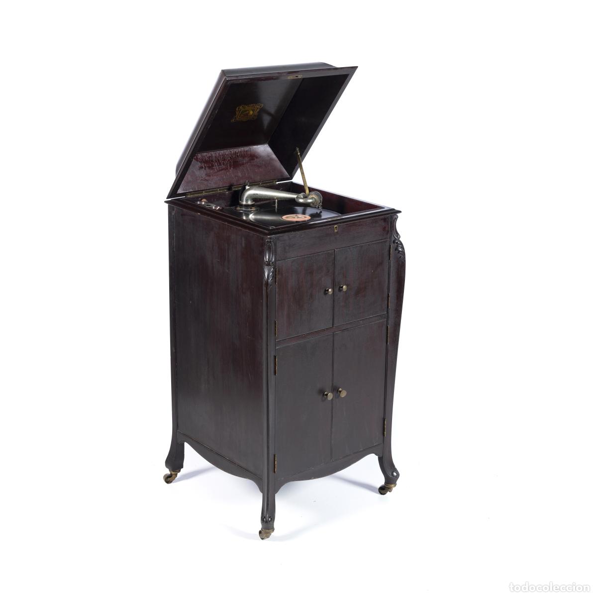 Antig&uuml;edades: Muebles Art Nouveau con gram&oacute;fono