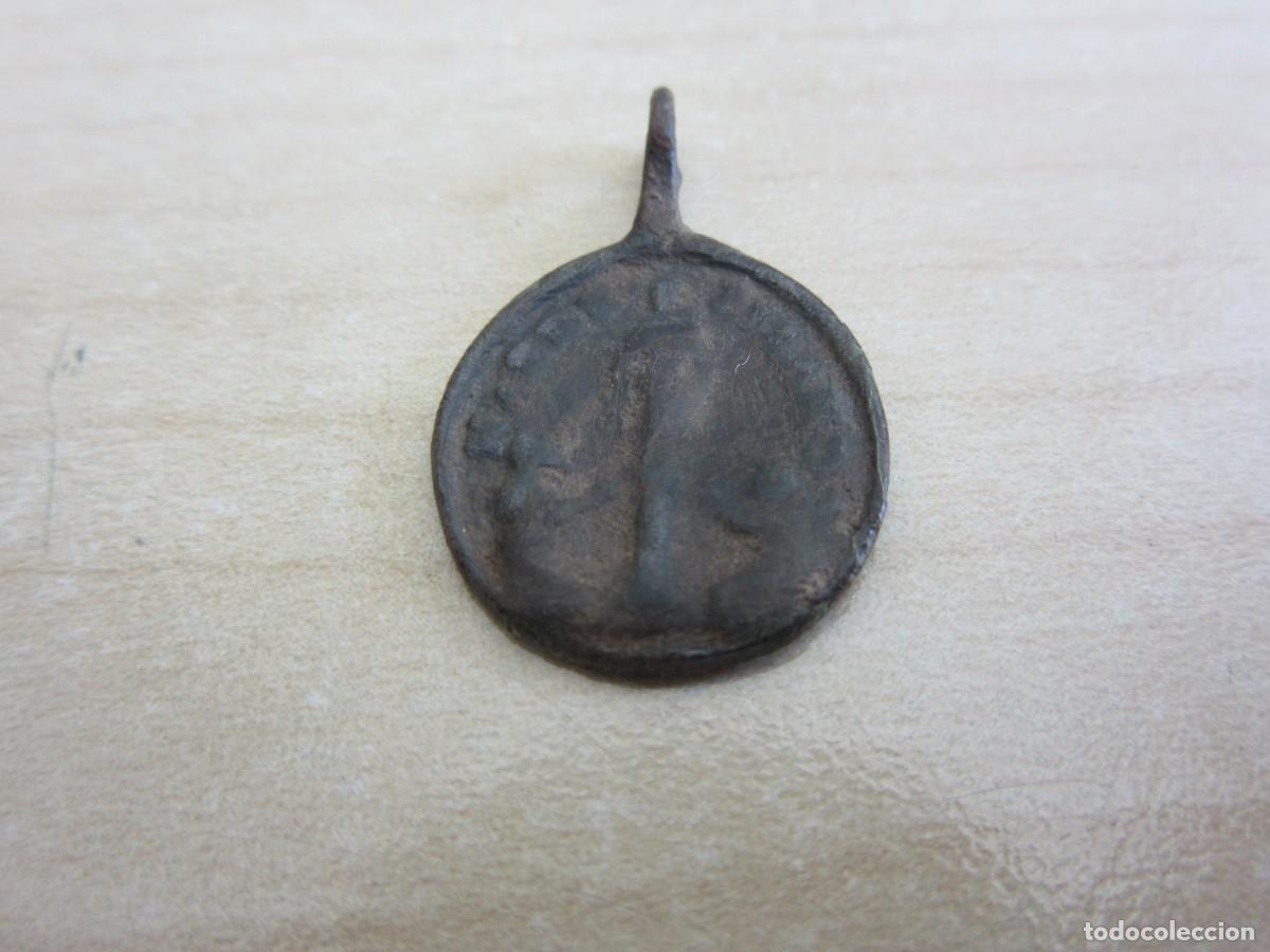 Antiguidades: Medalla de la Virgen del Pilar y Santa B&aacute;rbara S XVIII bronce Medidas 2,4 x 1,5 cm