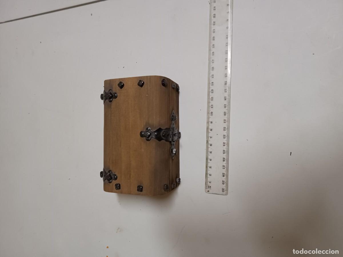 Antig&uuml;edades: Caja de madera tipo cofre