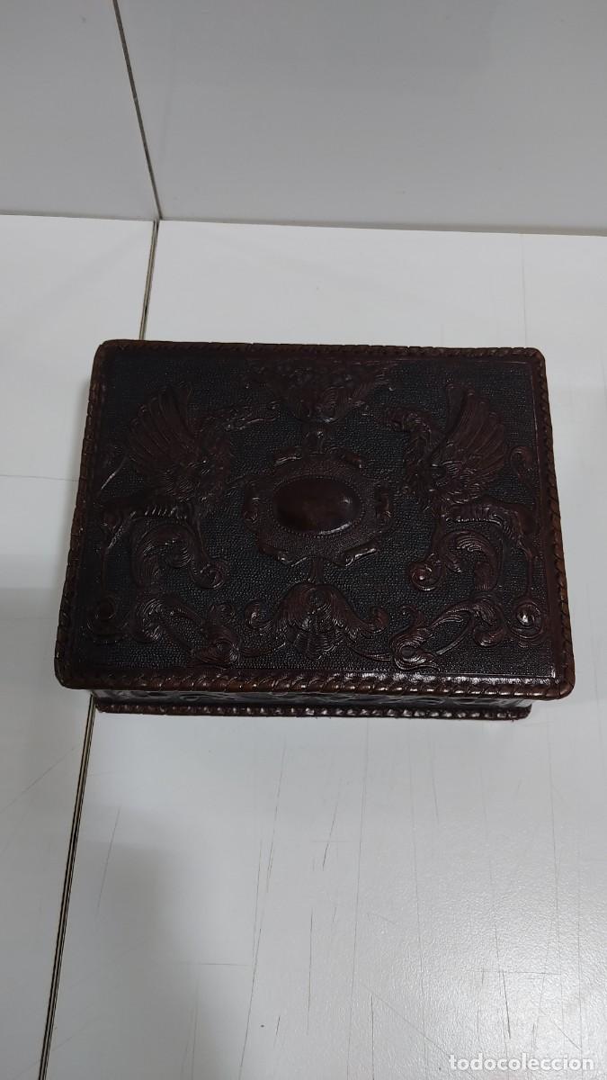 Antig&uuml;edades: 1169 CAJA REALIZADA EN CUERO REPUJADO DE TONOS ROJIZOS, INTERIOR MADERA MACIZA, A&Ntilde;OS 60/70