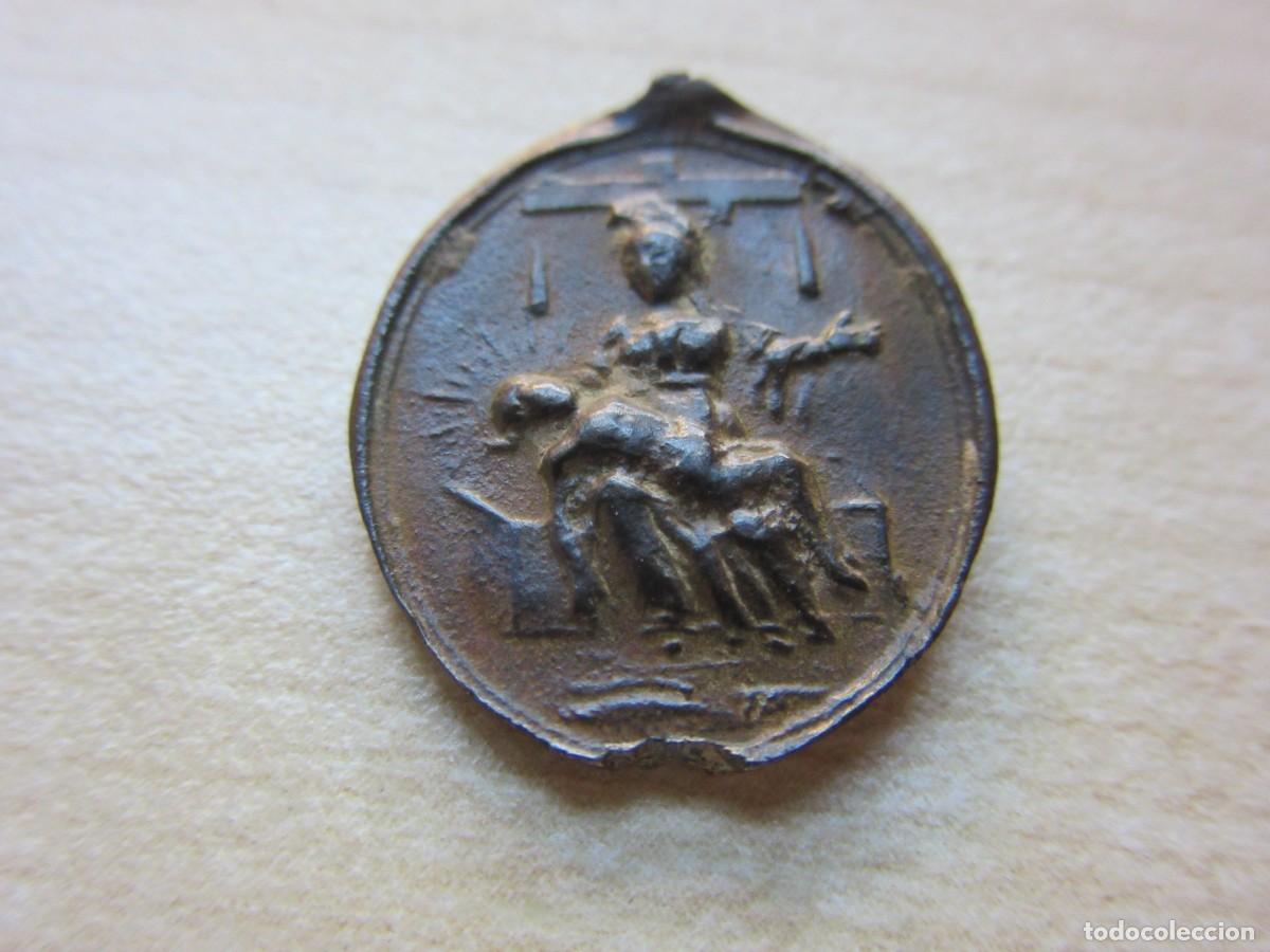 Oggetti Antichi: Bonita medalla de La Virgen Dolorosa y La Piedad Bronce S XVIII Medidas 2 x 1,6 cm