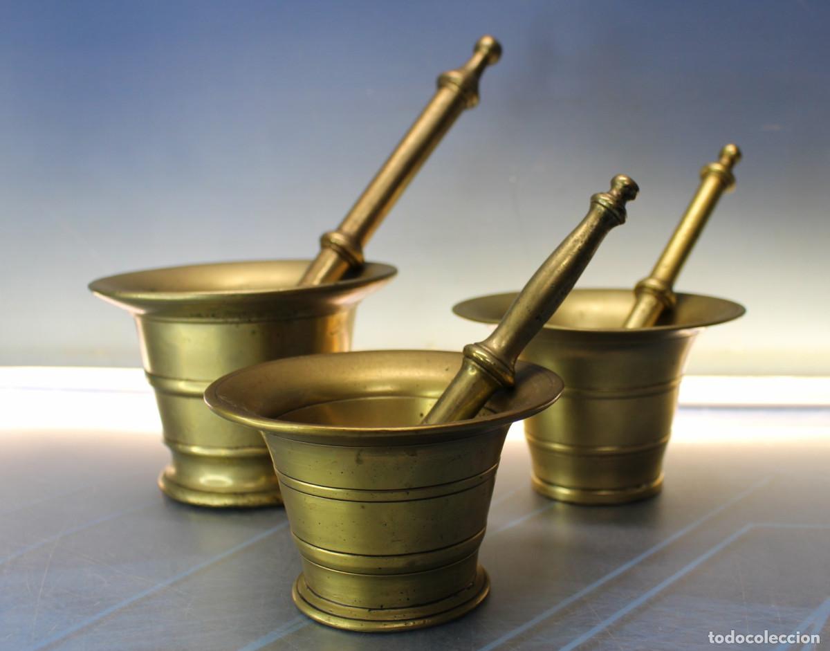 Antig&uuml;edades: 02. 3 Morteros, almireces de bronce con sus mazos.