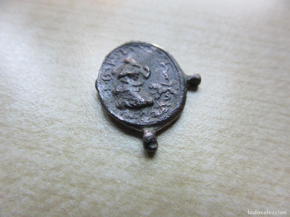 Antiguidades: Medalla de San Jer&oacute;nimo y la Virgen Bronce Siglo XVII Medidas 2x 1,6 cm