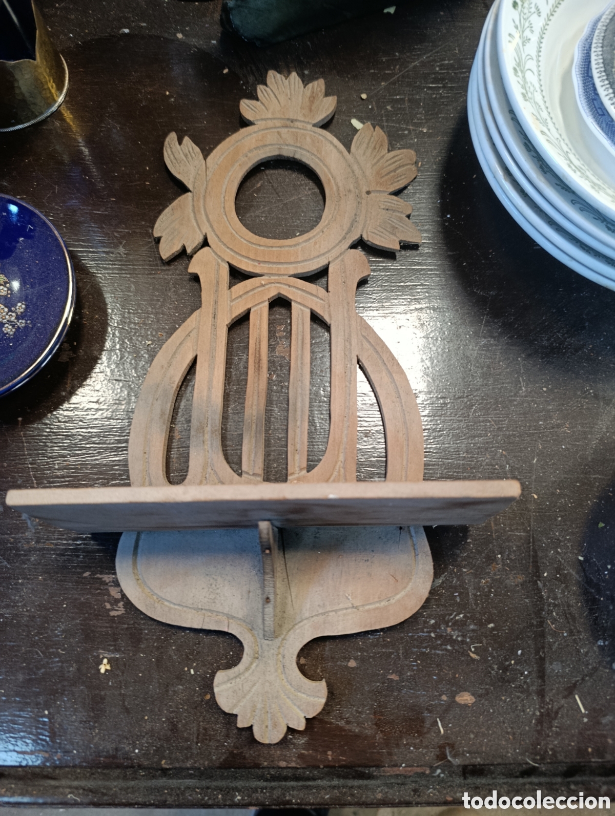 Antig&uuml;edades: Peana de madera tallada Artdeco forma de lira.
