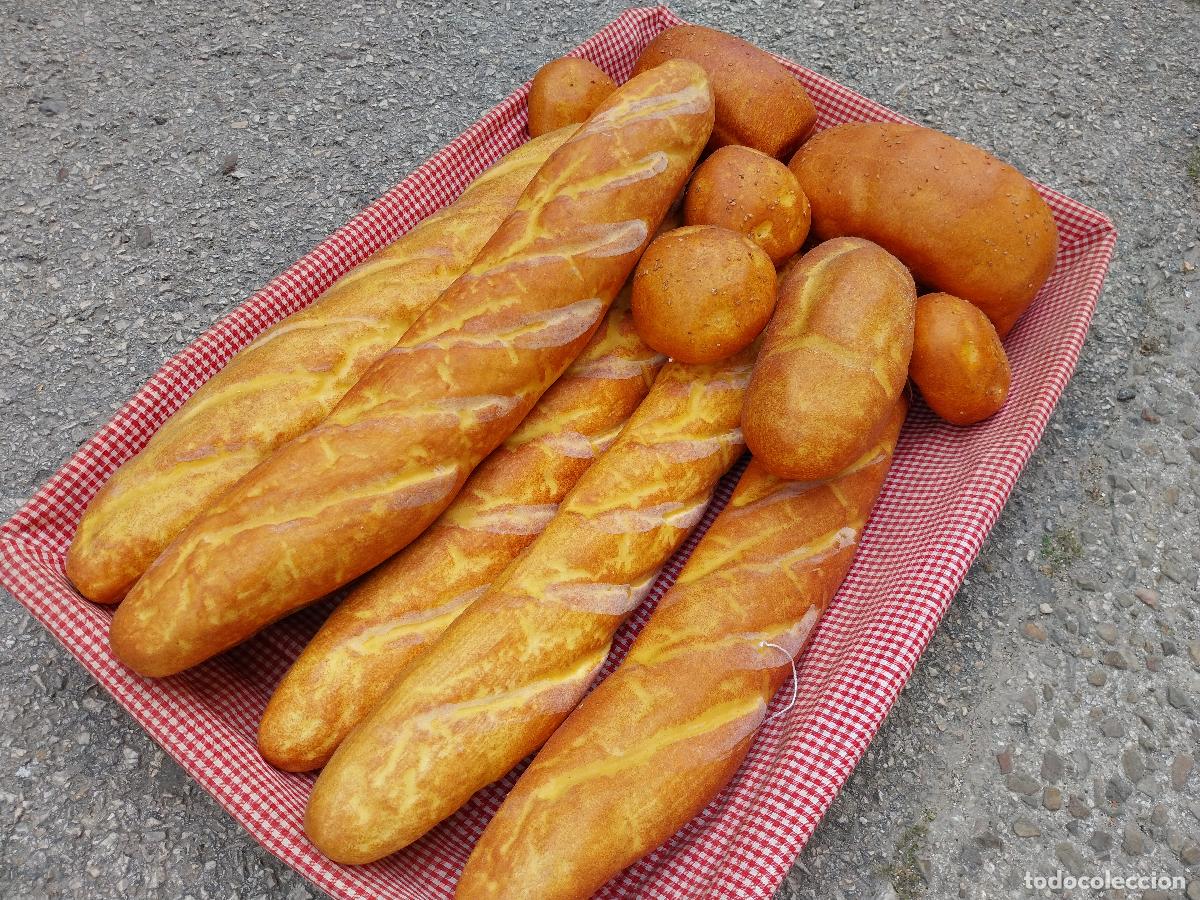 Antig&uuml;edades: BANDEJAS DE PAN ARTIFICIAL O IMITACI&Oacute;N PARA DECORACI&Oacute;N EN ESCAPARATE DE PANADER&Iacute;A.