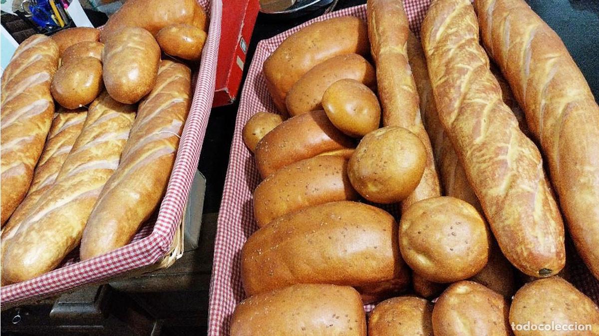 Antiquit&eacute;s: 2 BANDEJAS COMPLETAS DE PAN ARTIFICIAL O IMITACI&Oacute;N PARA DECORACI&Oacute;N EN ESCAPARATE DE PANADER&Iacute;A.