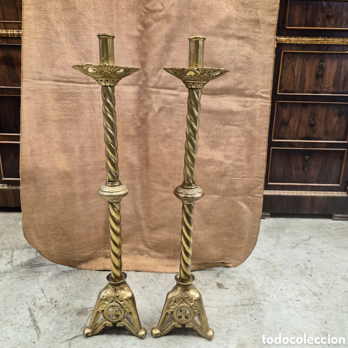Antig&uuml;edades: Pareja candelabros de altar en bronce 62cm