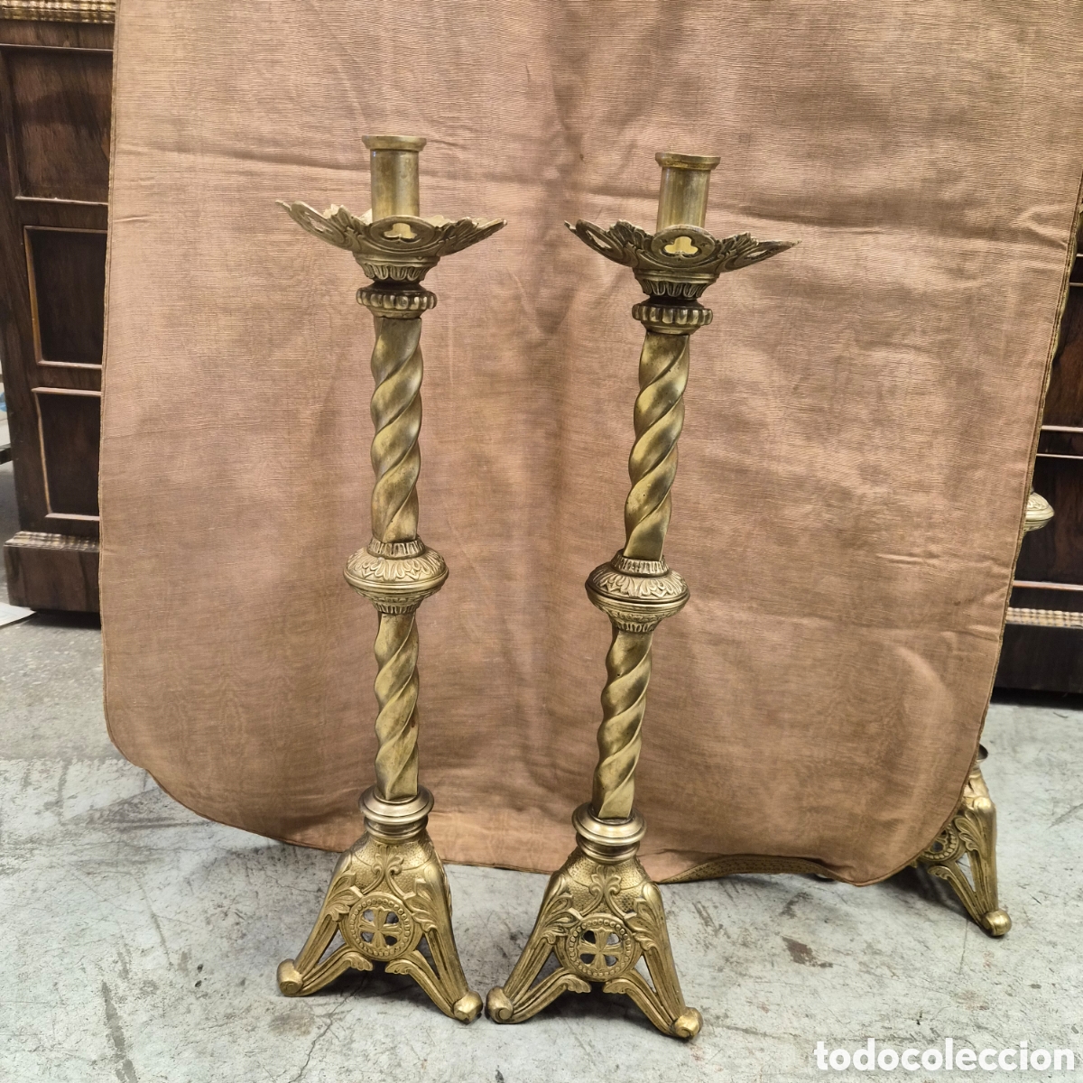 Antig&uuml;edades: Pareja candelabros de altar en bronce dorado 55 cm de alto