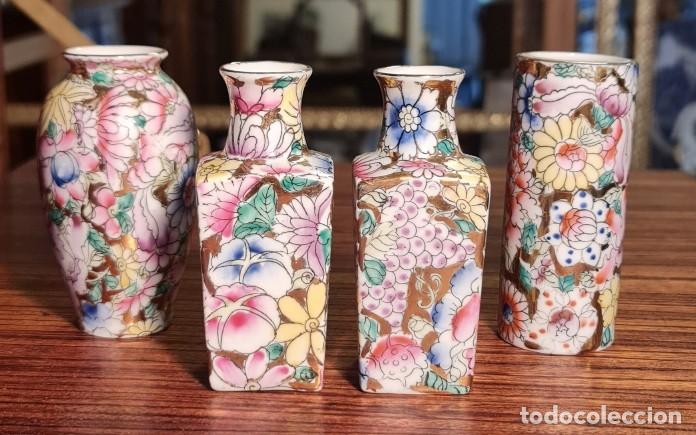 Antig&uuml;edades: Conjunto de 4 miniaturas de porcelana japonesa decoradas en Hong Kong &mdash; patr&oacute;n Mil Flores, c. 196