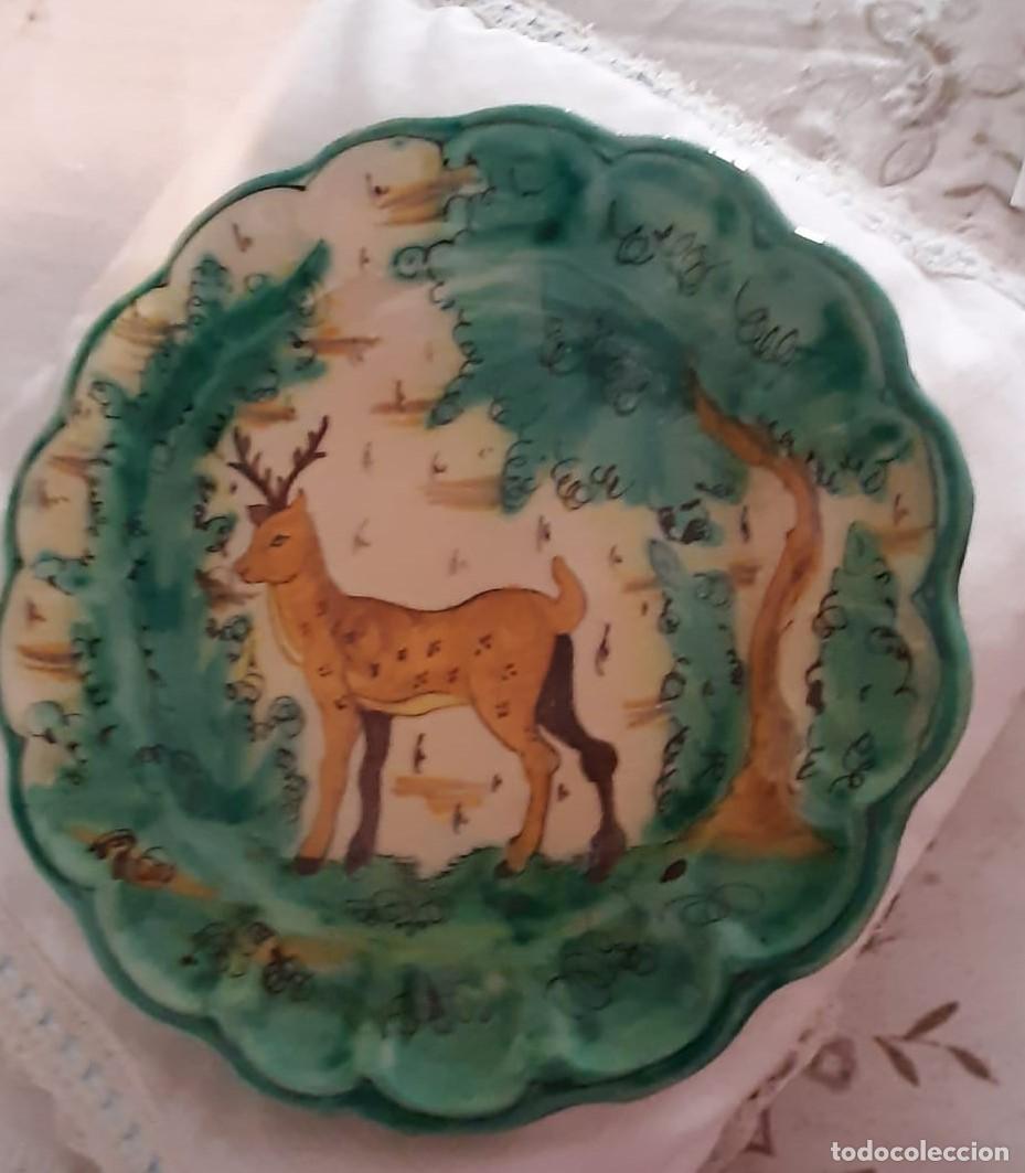Oggetti Antichi: Plato cer&aacute;mica pintado a mano con ciervo, pieza firmada, decoraci&oacute;n r&uacute;stica