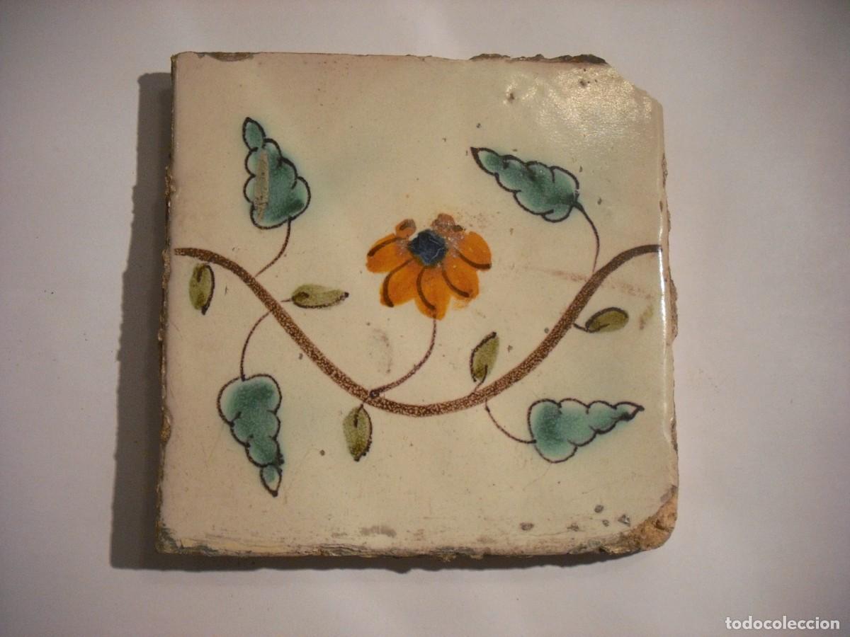 Antiques: ANTIGUO AZULEJO CON MOTIVO FLORAL , SIGLO XVIII. 13 X13 CM