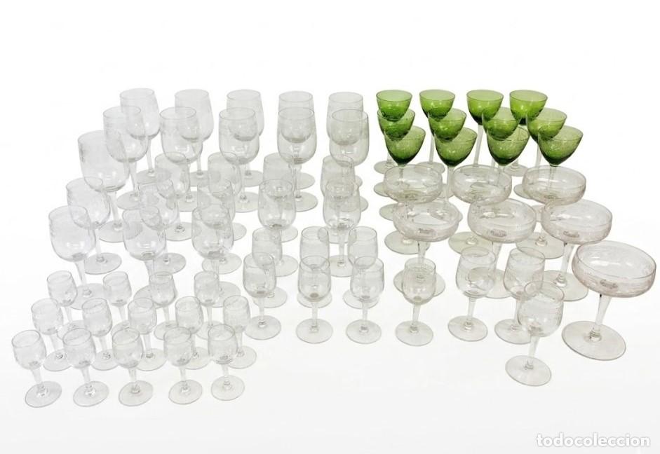 Antig&uuml;edades: JUEGO DE CRISTALER&Iacute;A DE ESTILO FLORAL. COPAS EN CRISTAL GRAVADO AL &Aacute;CIDO. ESPA&Ntilde;A. SIGLOS XIX-XX.