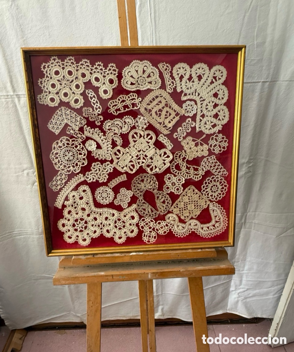Antiquit&eacute;s: Gran cuadro muestrario de encajes antiguos artesanales enmarcado bajo cristal 50X50 cm.