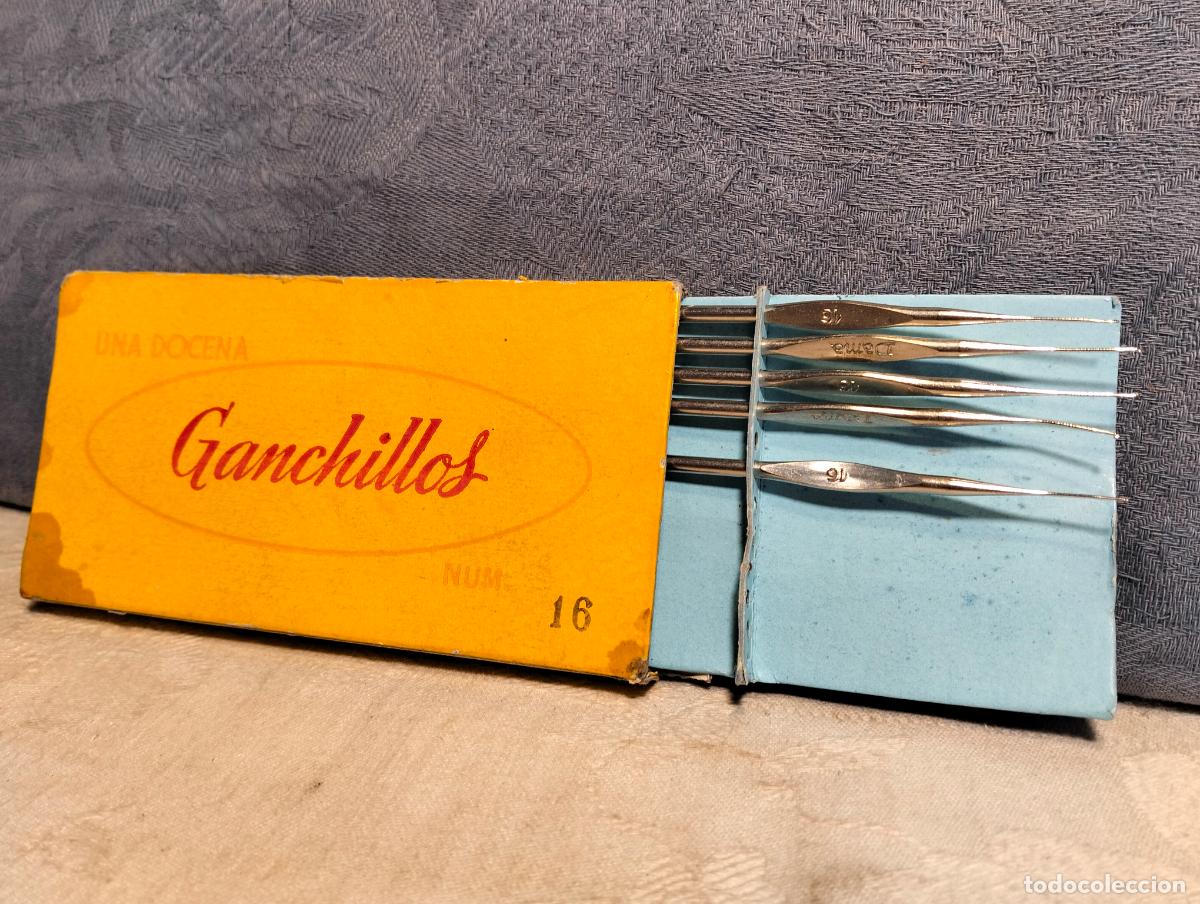 Antig&uuml;edades: Ganchillos antiguos en caja una docena n&uacute;m 16 incompleta metal agujas de costura dama ganchillo