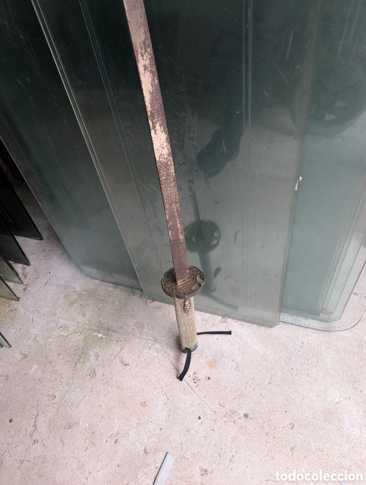 Antig&uuml;edades: Antigua Espada Japonesa Wakizashi - Empu&ntilde;adura Decorativa con Menukis y Vaina Lacada - 74 cm