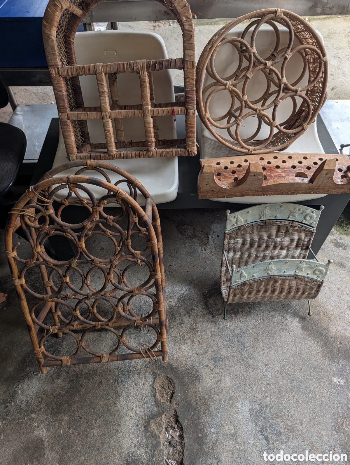 Oggetti Antichi: ​Lote Vintage R&uacute;stico: Botelleros de Bamb&uacute;, Estanter&iacute;a de Mimbre y Repisa de Madera Tallada - Ideal