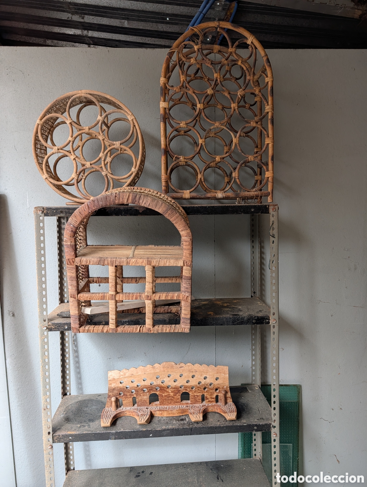 Antig&uuml;edades: ​Lote Vintage R&uacute;stico: Botelleros de Bamb&uacute;, Estanter&iacute;a de Mimbre y Repisa de Madera Tallada - Ideal