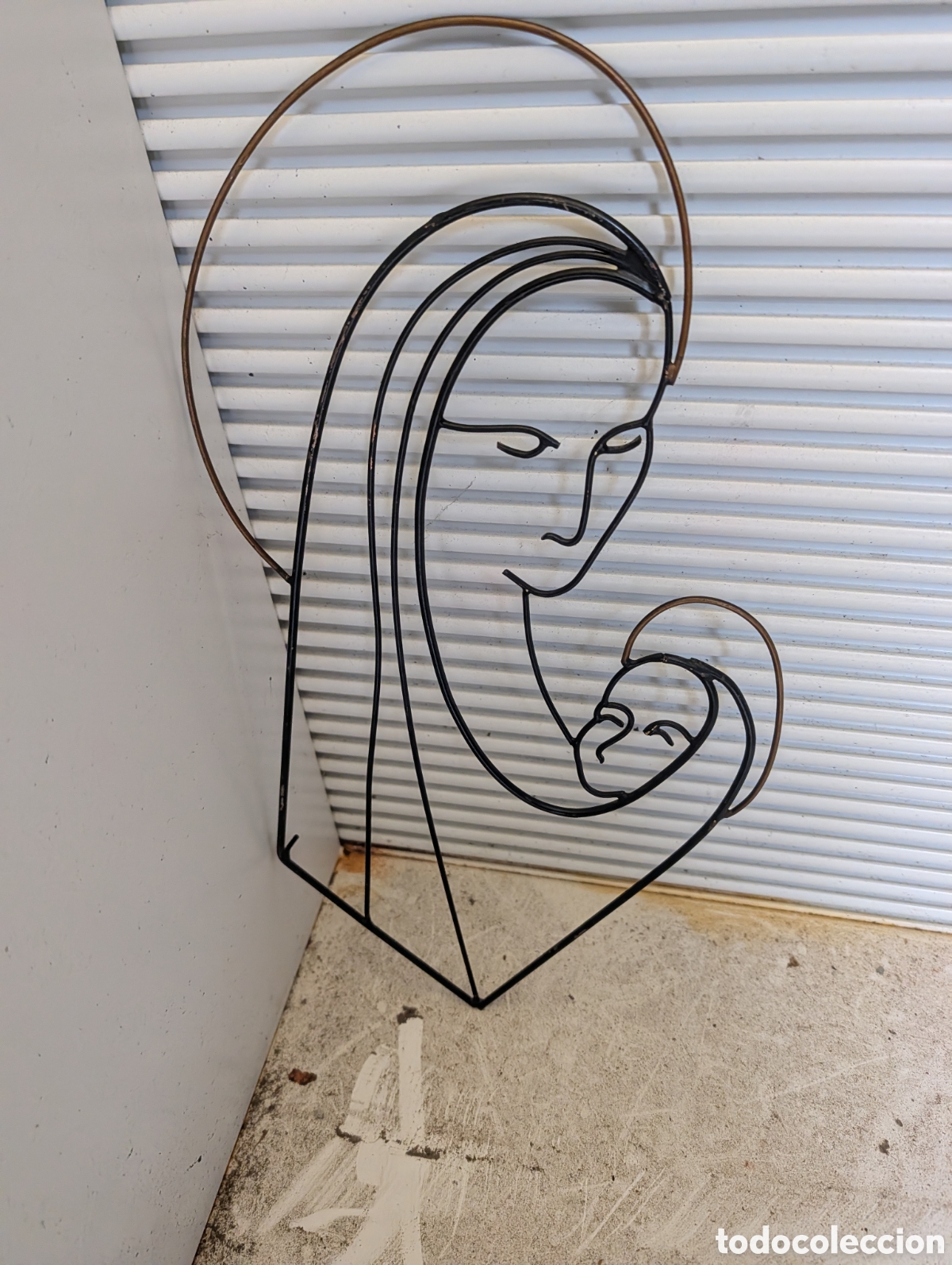Antig&uuml;edades: Escultura de pared en forja - Virgen con Ni&ntilde;o - Estilo Mid-Century Moderno - Dise&ntilde;o Minimalista
