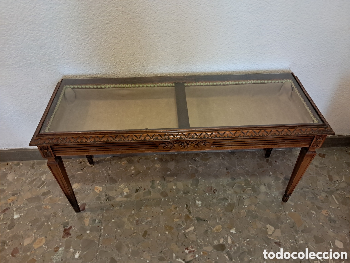 Antig&uuml;edades: Vitrina o mesa expositora de estilo Luis XVIcon tapa de vidrio y detalles tallados en madera.