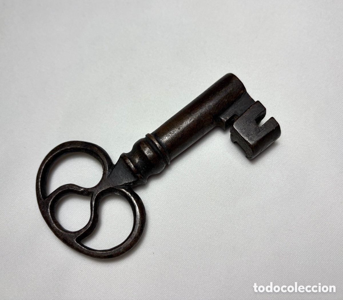 Antig&uuml;edades: Antigua llave de hierro forjado. Siglo XVII-XVIII