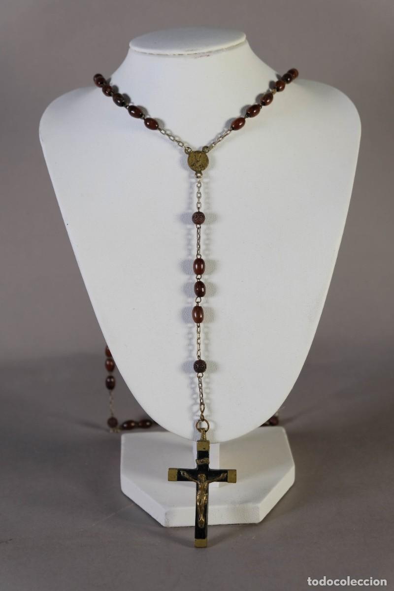 Antig&uuml;edades: ROSARIO CON CUENTAS EN MADERA Y CRUZ EN MADERA CON APLIQUES DE BRONCE
