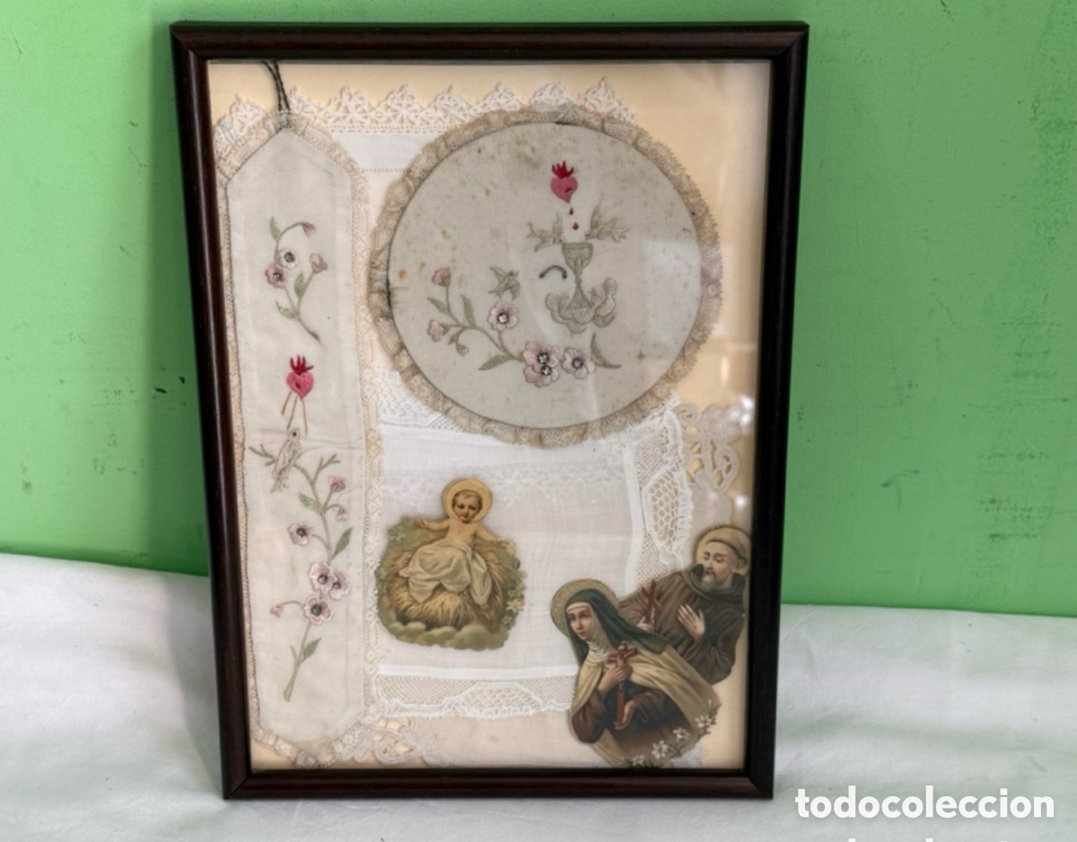 Antiquit&auml;ten: Antiguo cuadro religioso bordado sobre seda con estampas devocionales enmarcado siglo XX