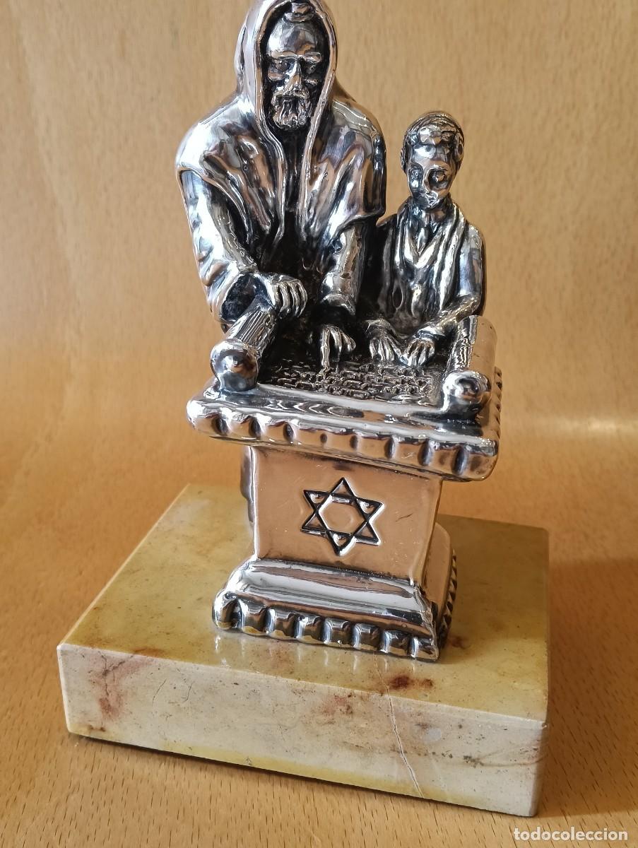 Antig&uuml;edades: Figura de plata de ley 925 representando a rabino con ni&ntilde;o. Zadok Arts Israel.