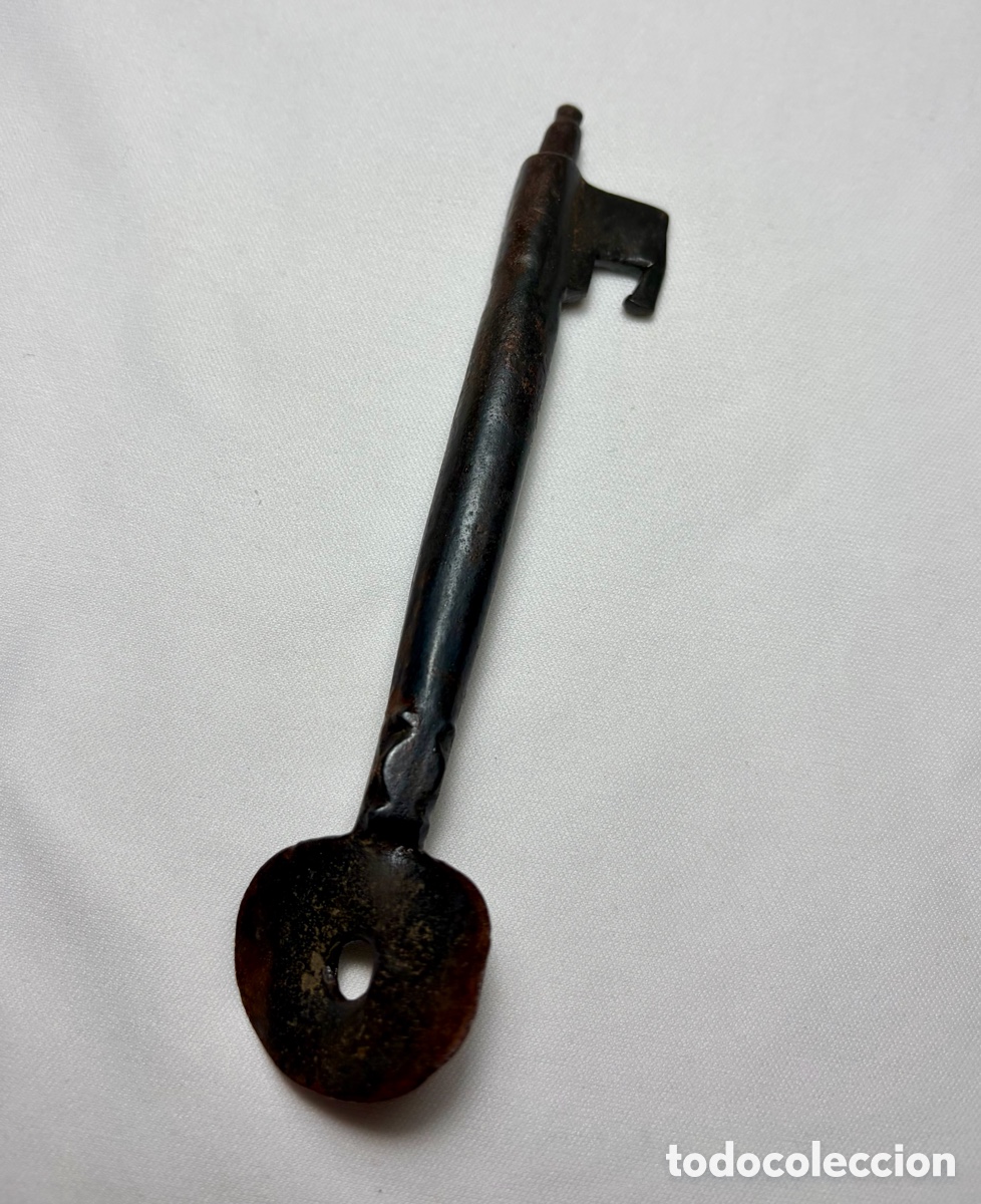 Antig&uuml;edades: Llave antigua de hierro forjado estilo rustico. 13cm