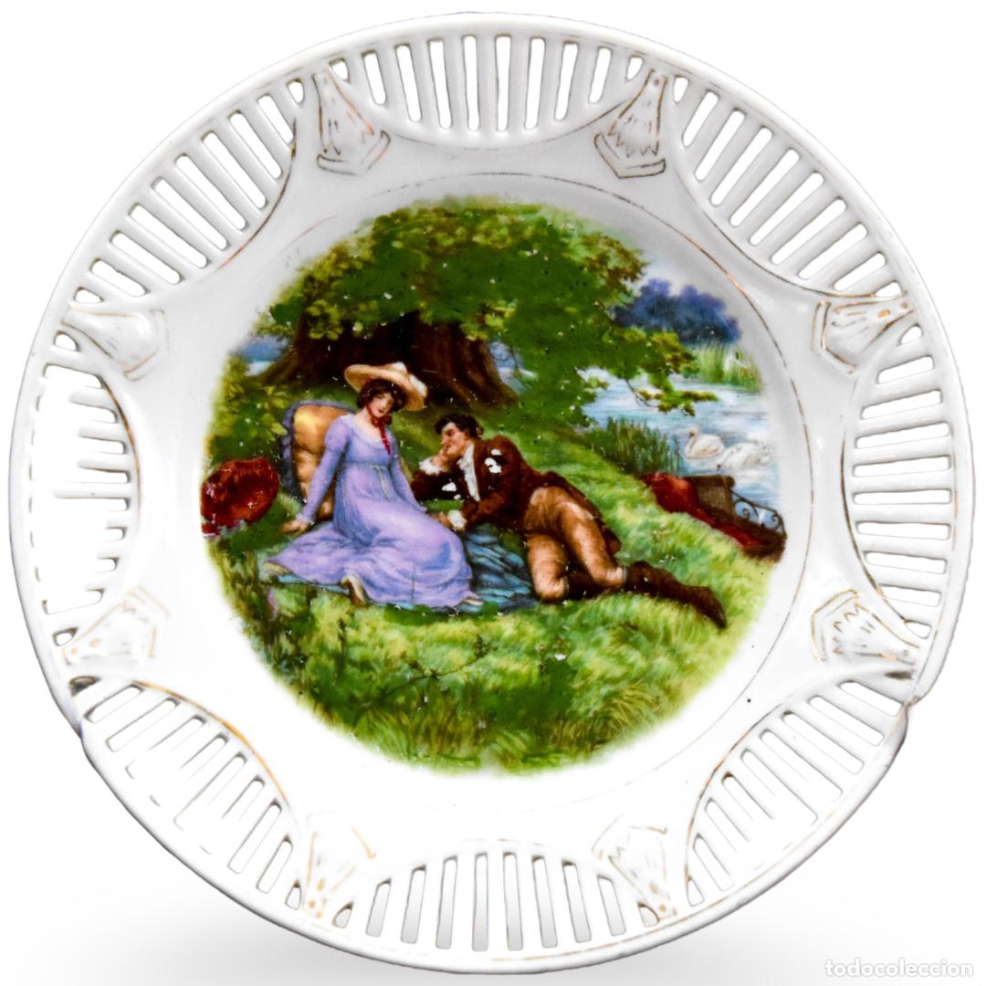Oggetti Antichi: Plato de decoraci&oacute;n en porcelana troquelada