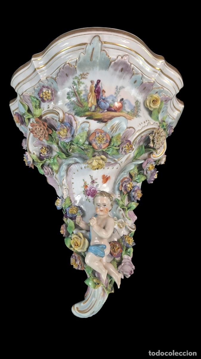 Antig&uuml;edades: M&eacute;nsula. Porcelana. Carl Thieme. Potschappel. Alemania. Siglo XIX-XX. 32 x 29 x 19,5 cm.