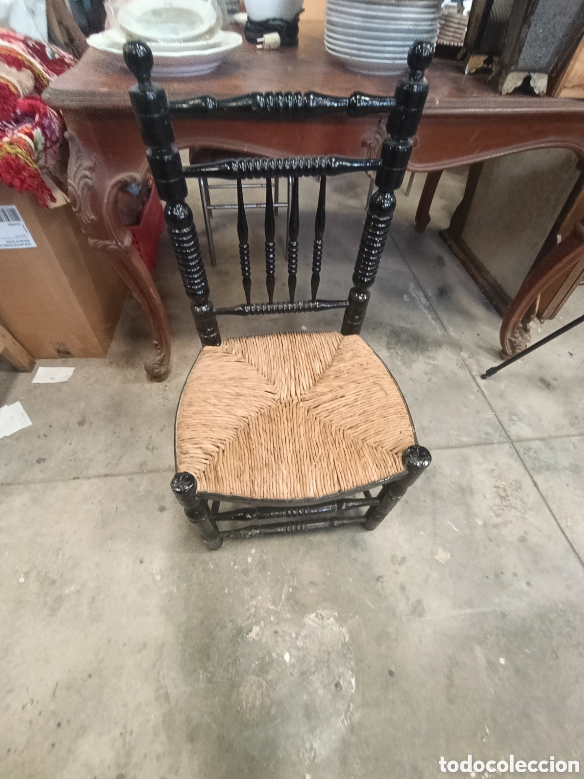 Antig&uuml;edades: Silla antigua de enea o junco torneada.